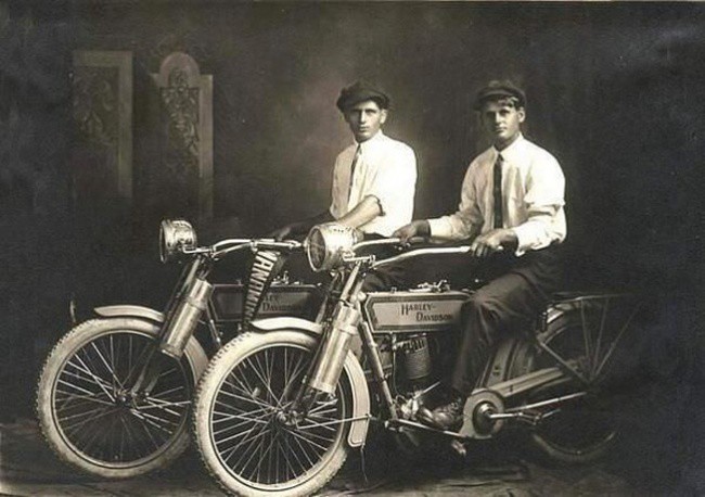 William Harley si Arthur Davidson - fondatorii Harley Davidson.