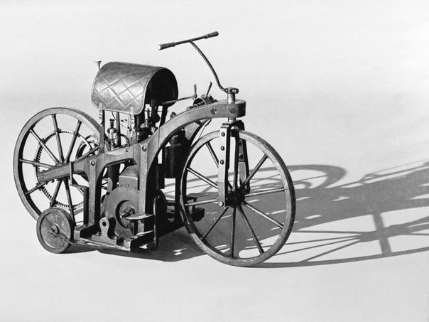 Prima motocicleta din lume. Motocicleta si masina au "parinte" comun - Gottlieb Daimler. El a fost cel care, Ã®n 1885, a construit primul prototip al acestui vehicul iconic - Reitwagen