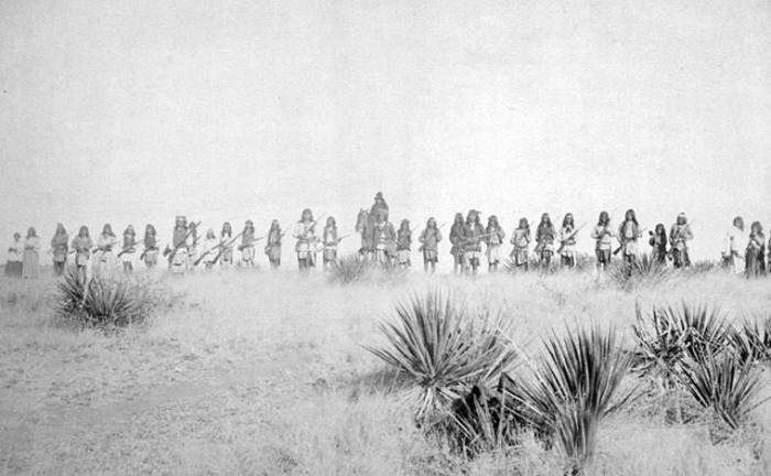 1886 Unul dintre puÈ›inele fotografii de luptÄƒtori Geronimo.