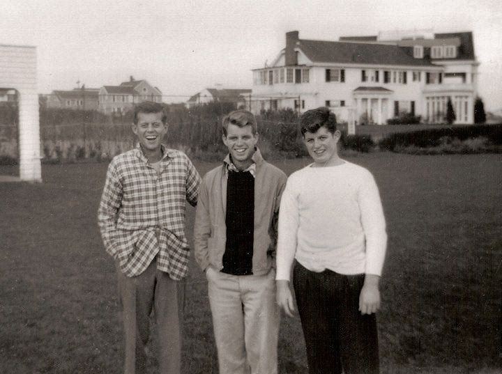FraÈ›i tineri John, Bobby, È™i Teddy Kennedy. SUA, anul 30