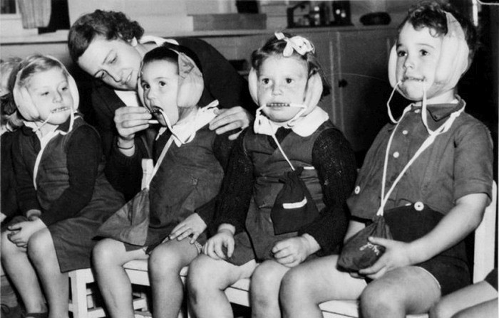 1942. Sydney. Copii australiani in palarii contra bombardarea.