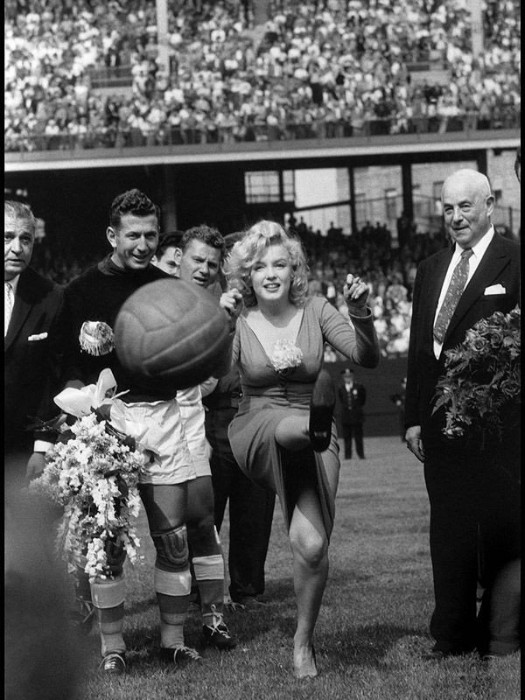 1959. Marilyn Monroe deschide meci de fotbal american intre SUA - Israel, New York
